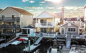 Cheerful 1 Bedroom House With Hot Tub And Dock